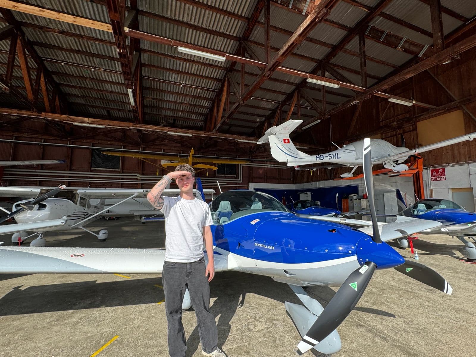 Noa im Hangar vor einem Flugzeug
